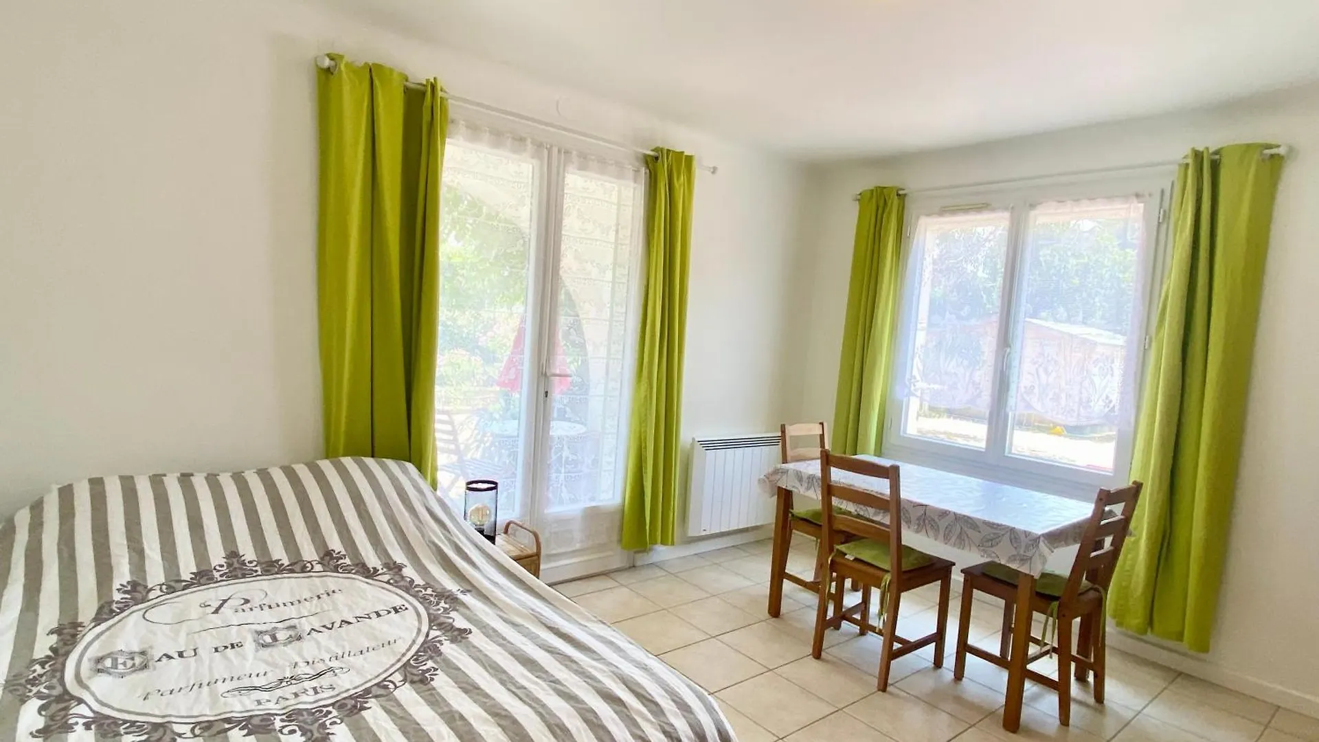 Chez Madou, T1 En Bas De Villa Et Rez De Jardin A 900M De La Mer Et Des Commerces Frejus France
